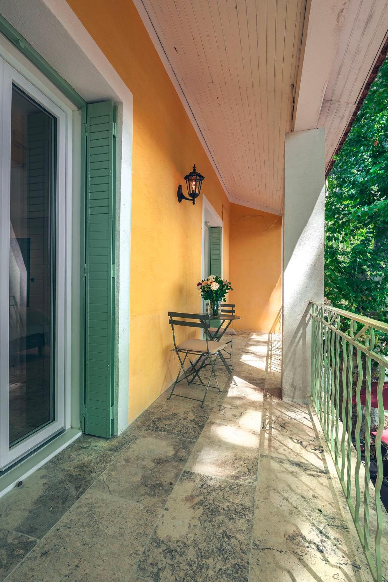 Les Suites De L'Etang Cucuron Exterior photo