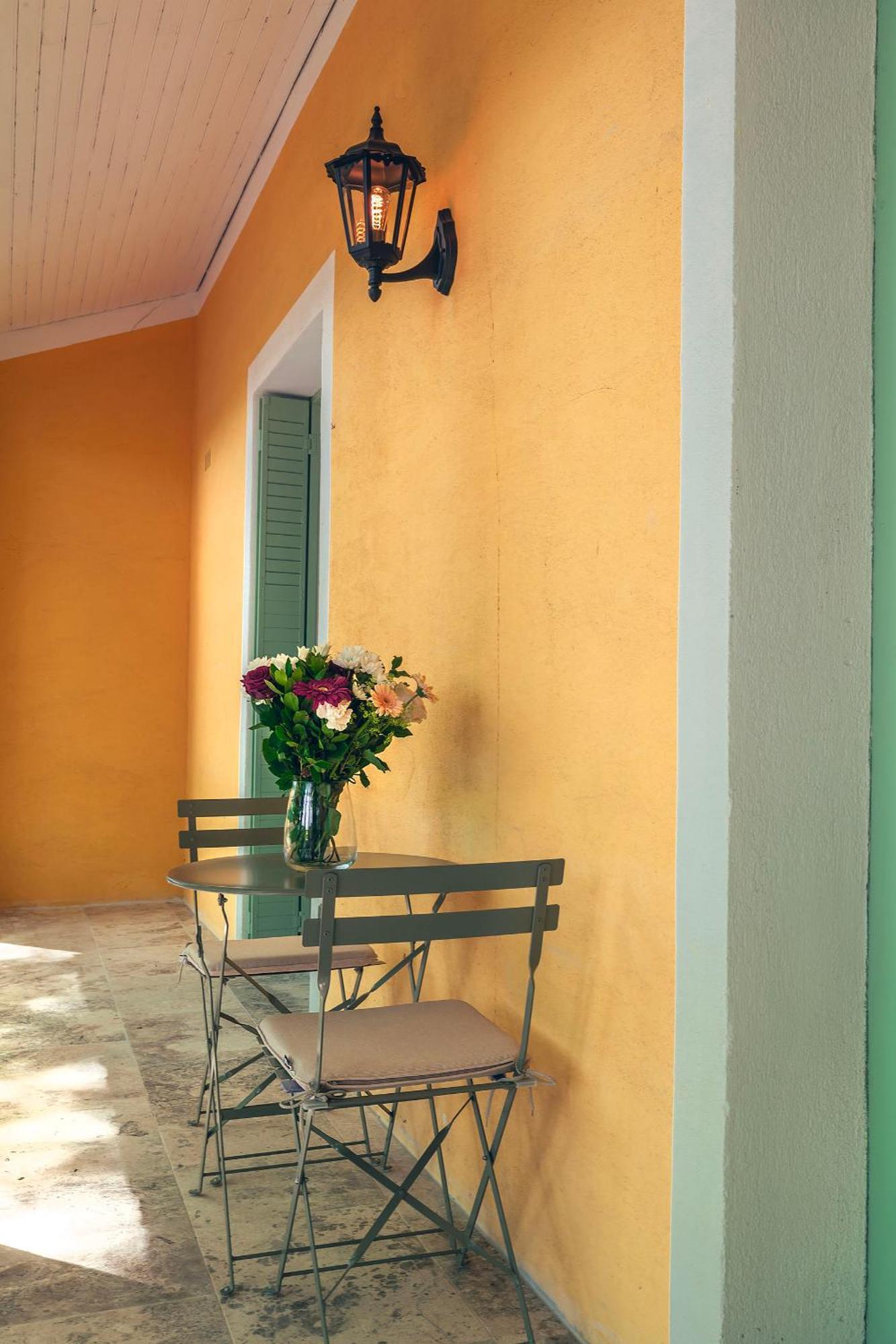 Les Suites De L'Etang Cucuron Exterior photo